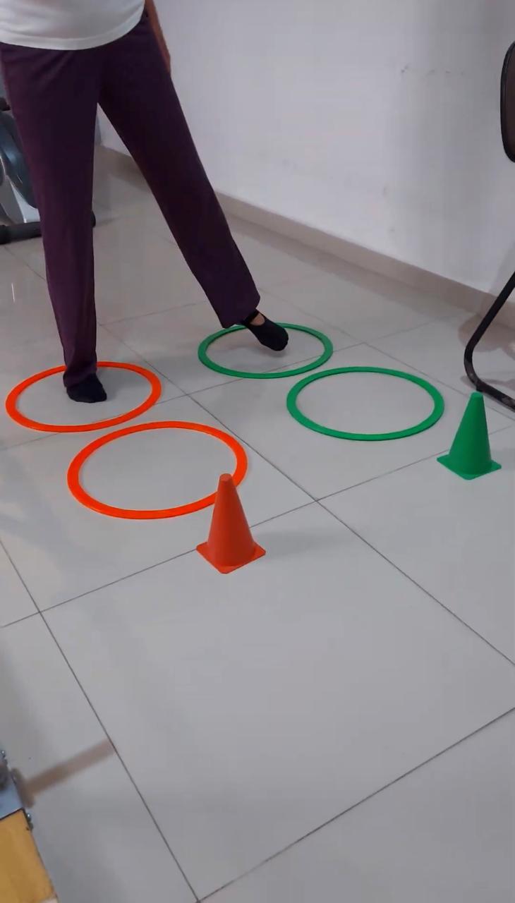 Exerc&iacute;cios de agilidade para idosos com aros coloridos